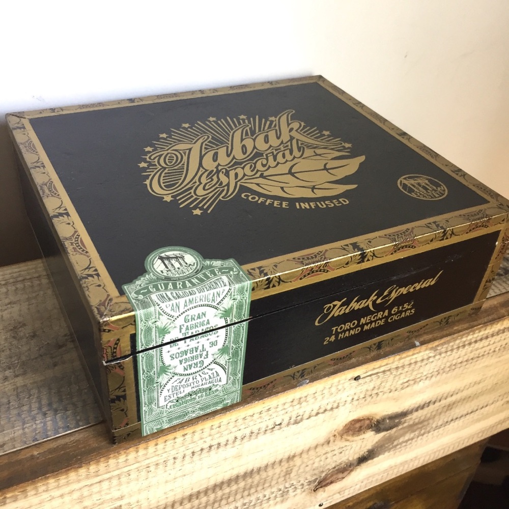 wooden cigar box Black & gold